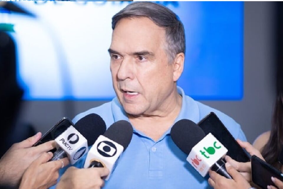 Imagem mostra prefeito da capital em entrevista à imprensa