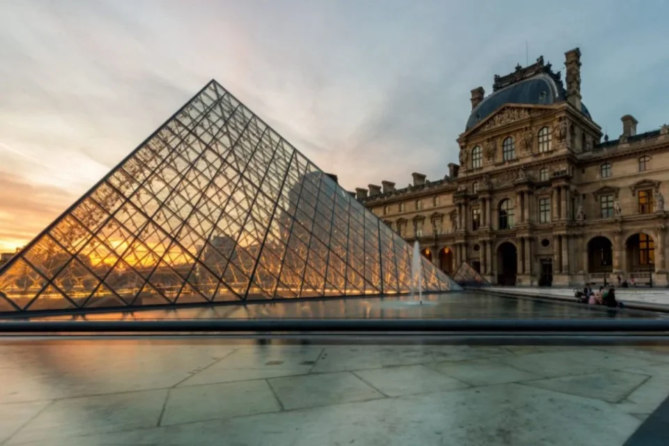 Coroa com 1.300 diamantes roubada do Louvre é encontrada danificada
