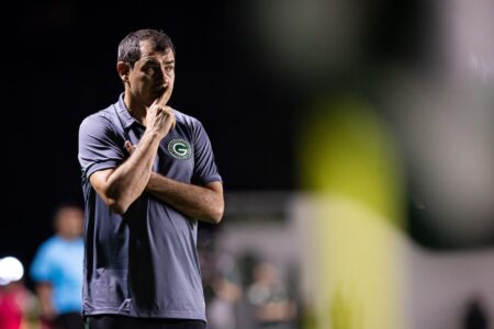 Fábio Carille estreia com derrota no Goiás