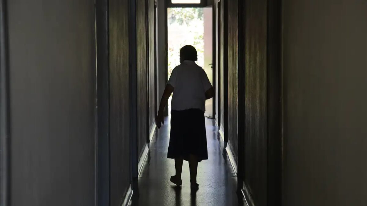 Imagem mostra idosa caminhando em casa