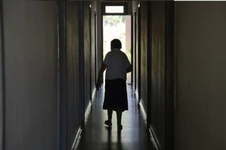 Imagem mostra idosa caminhando em casa