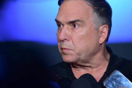 Imagem mostra prefeito de Goiânia durante coletiva de imprensa