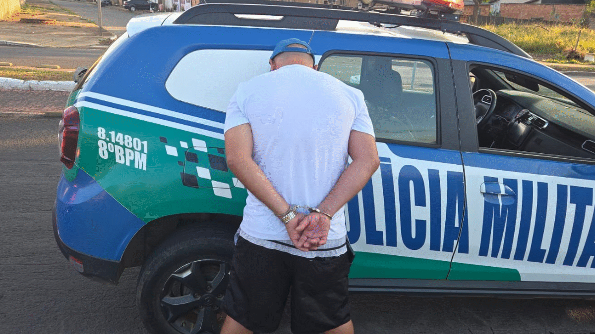 Motorista é preso por dirigir embriagado, com a CNH vencida e por fazer zigue-zague em Aparecida (Foto: PMGO)