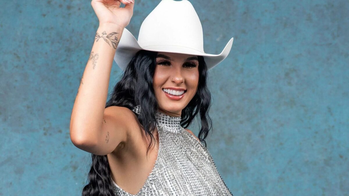 Cantora Ana Castela posta para foto de divulgação