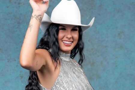 Cantora Ana Castela posta para foto de divulgação