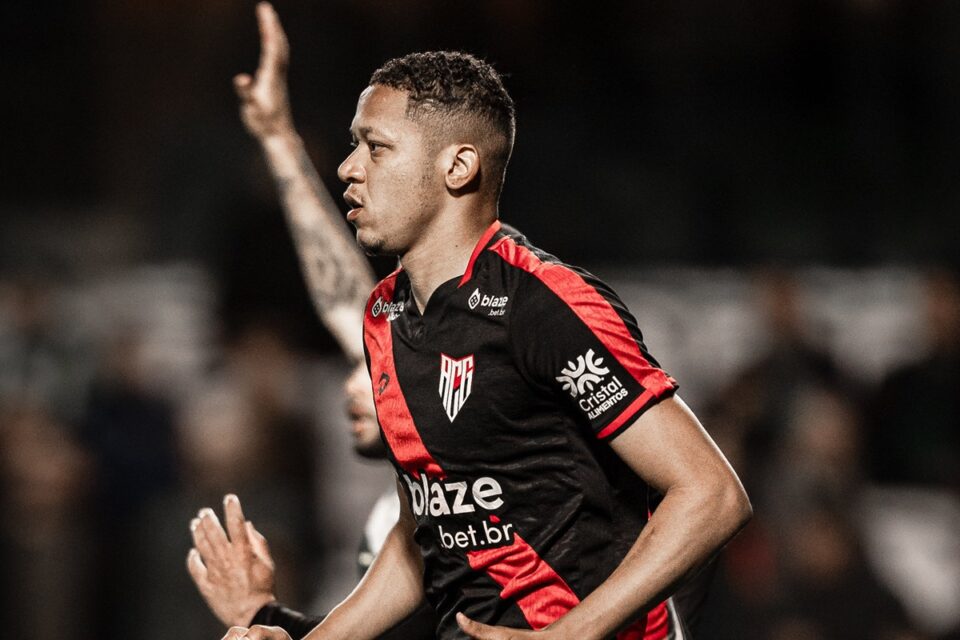 Adriano Martins em partida pelo Atlético Goianiense