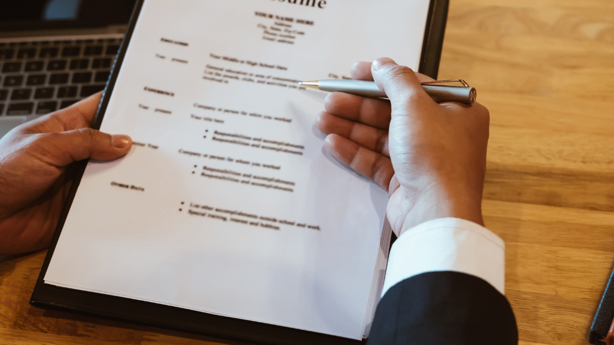 Imagem de uma pessoa analisando currículo