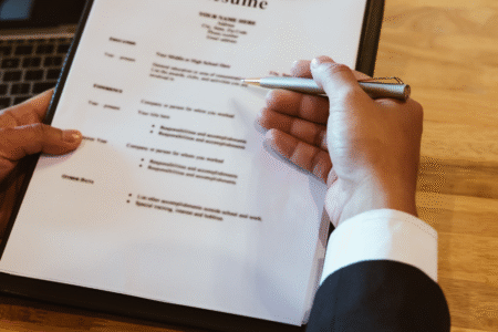 Imagem de uma pessoa analisando currículo