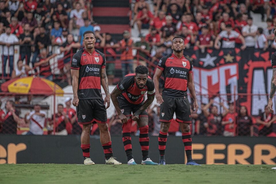 Jogadores do Atlético Goianiense com o novo uniforme da equipe