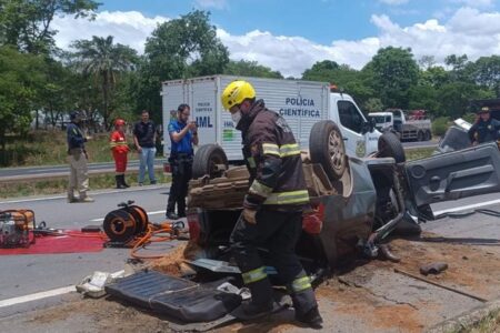 Tragédia em Goiás: colisão de carro na traseira de ambulância deixa 3 mortos e 3 feridos na BR-153