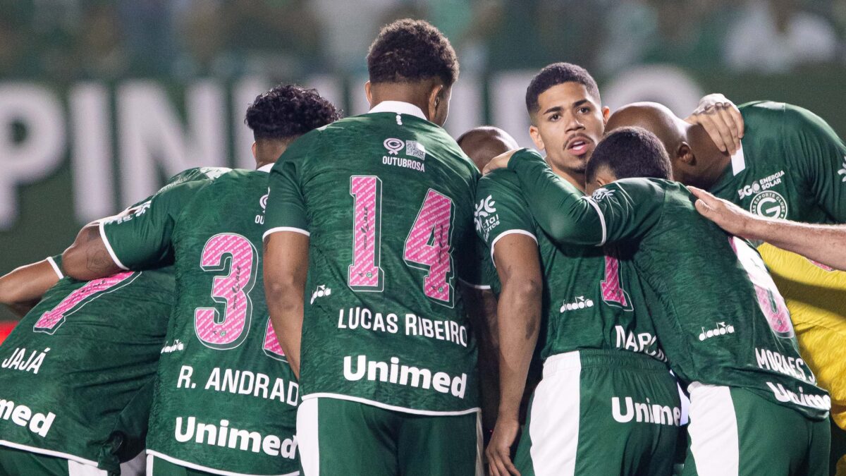 Camisa utilizada pelo Goiás no primeiro tempo da derrota contra a Chapecoense