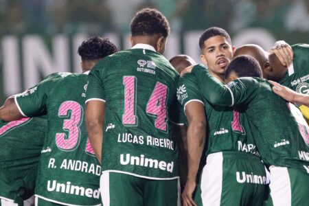 Camisa utilizada pelo Goiás no primeiro tempo da derrota contra a Chapecoense