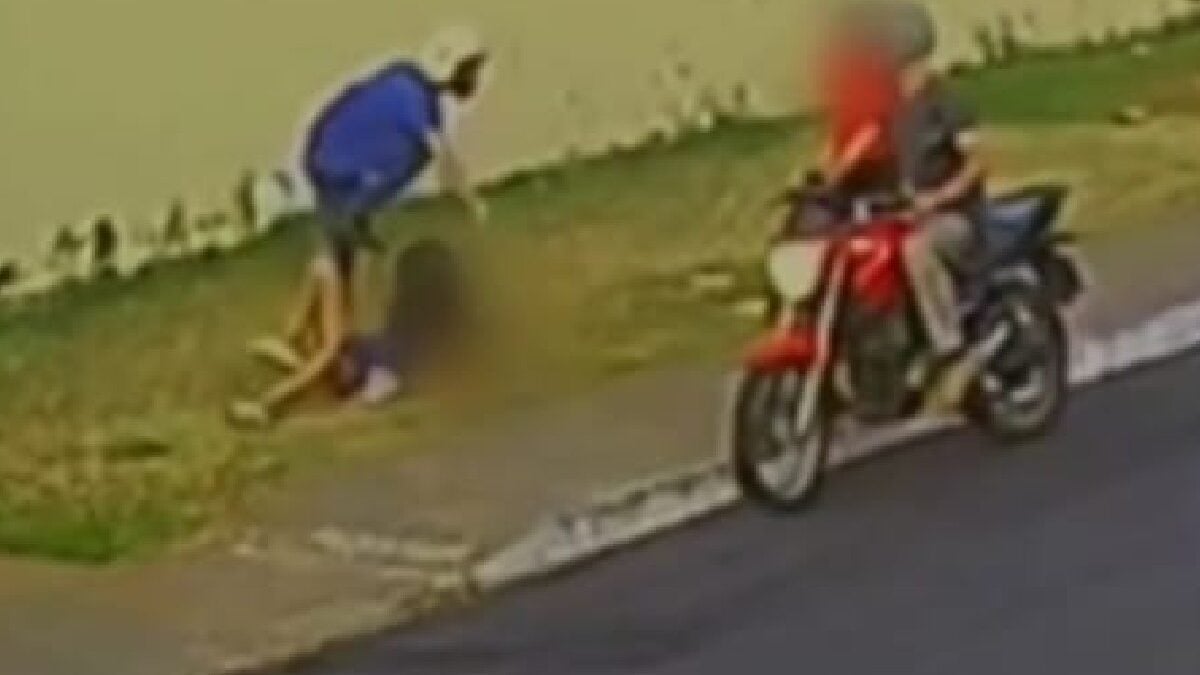 Adolescente é agredida durante assalto em Trindade (Foto: Reprodução/Vídeo)