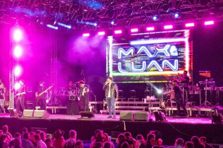 Max & Luan comandam show na véspera de feriado em Goiânia