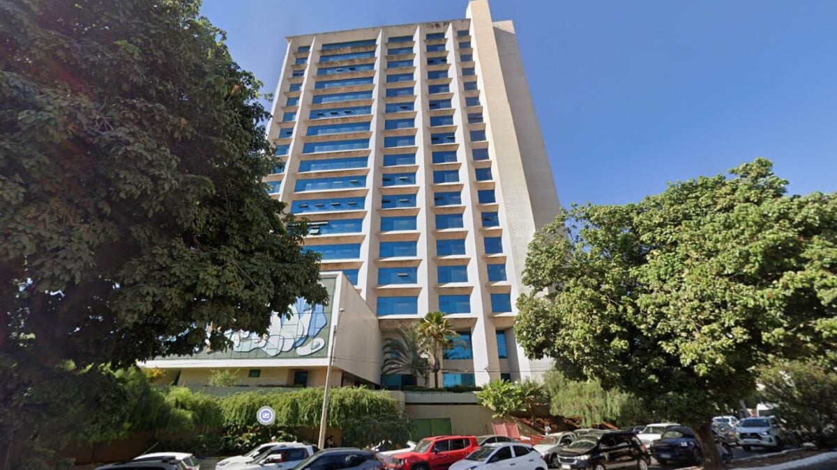 Imagem mostra fachada de prédio da Caixa localizado no centro de Goiânia