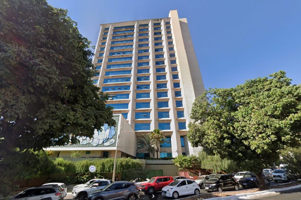 Imagem mostra fachada de prédio da Caixa localizado no centro de Goiânia