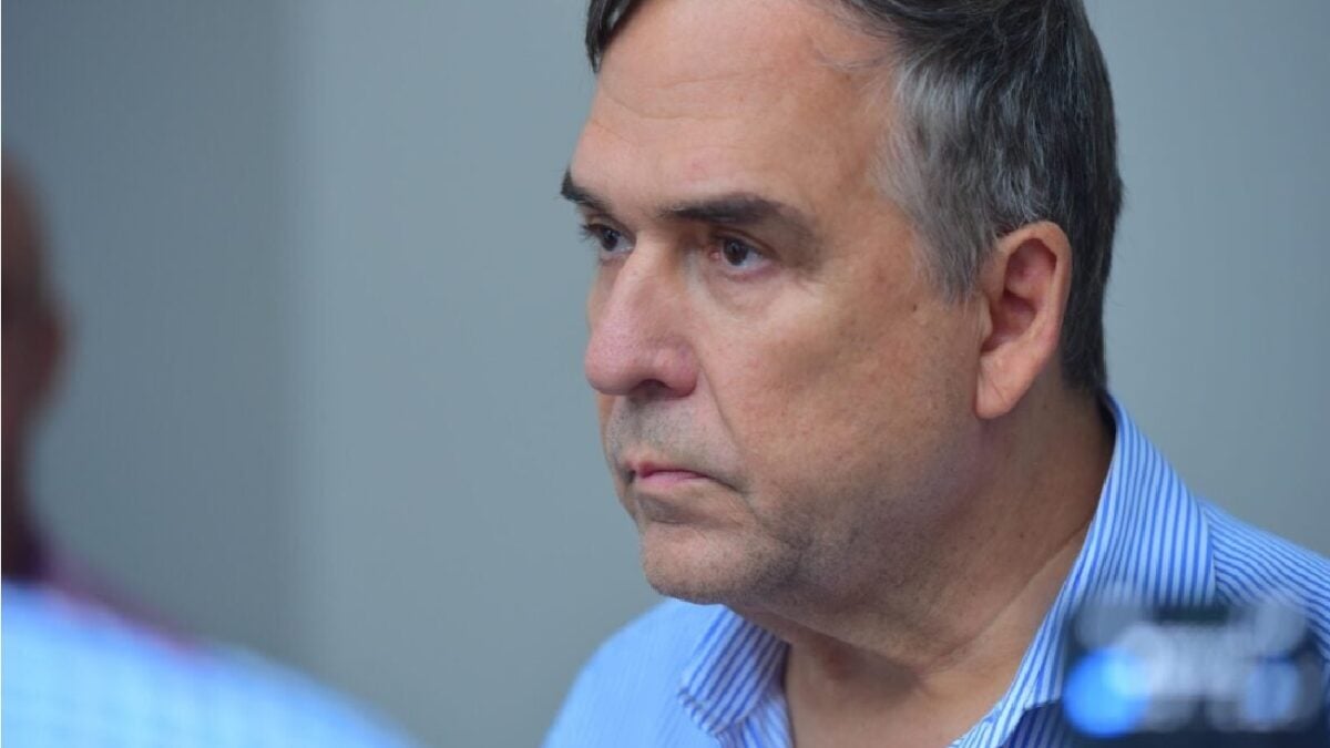 Imagem mostra prefeito de Goiânia, Sandro Mabel, em expressão reflexiva