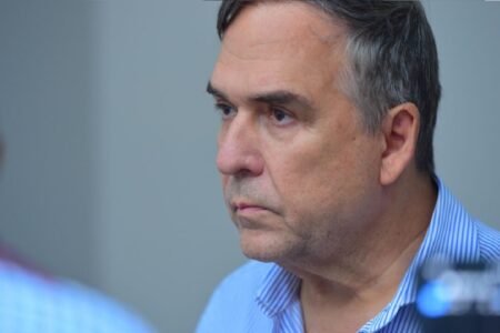 Imagem mostra prefeito de Goiânia, Sandro Mabel, em expressão reflexiva