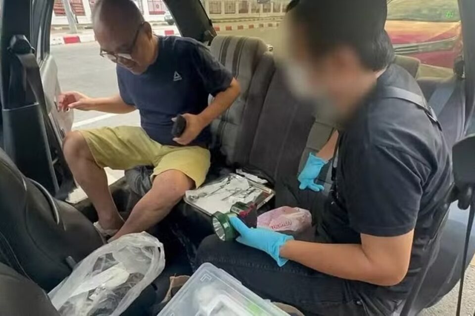 Homem é preso por realizar cirurgias ilegais de aumento peniano dentro de carro Suspeito se dizia médico e oferecia implantes no TikTok