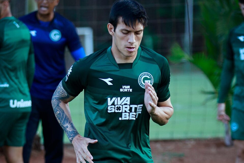 Brayann em treino pelo Goiás