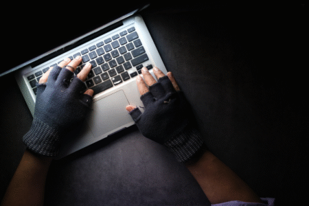 Imagem de uma pessoa mexendo no notebook