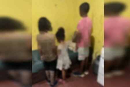 Mãe é presa por abandonar três filhos sem comida, com geladeira trancada e dormindo no chão em Goiânia