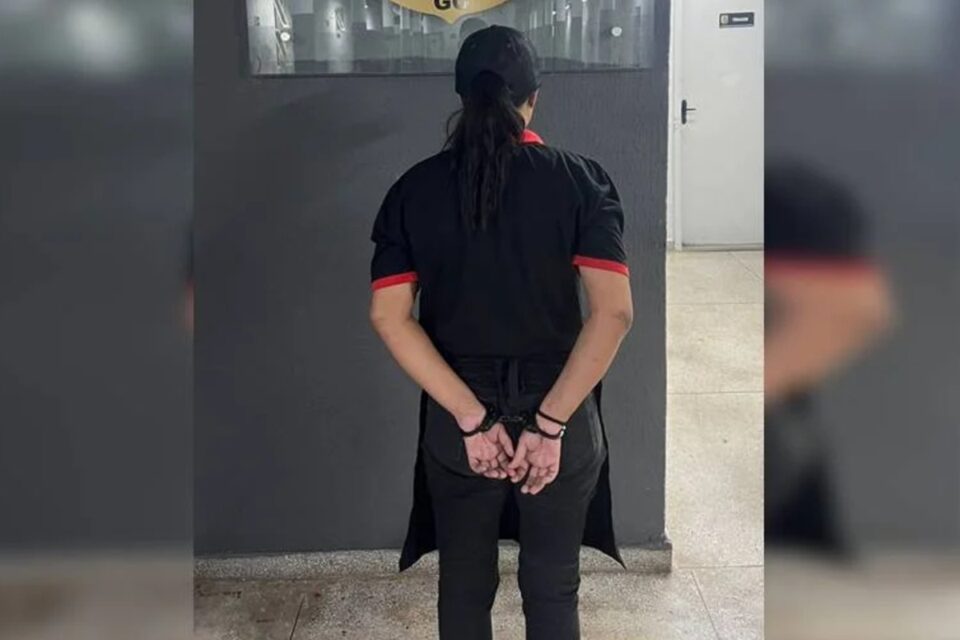 Mãe é presa por abandonar três filhos sem comida, com geladeira trancada e dormindo no chão em Goiânia