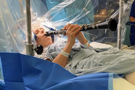 Mulher com Parkinson toca clarinete durante cirurgia no cérebro; vídeo Paciente conseguiu retomar os movimentos, no Reino Unido
