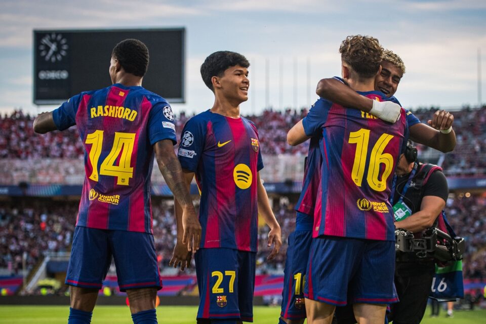 Jogadores do Barcelona comemoram gol na Liga dos Campeões