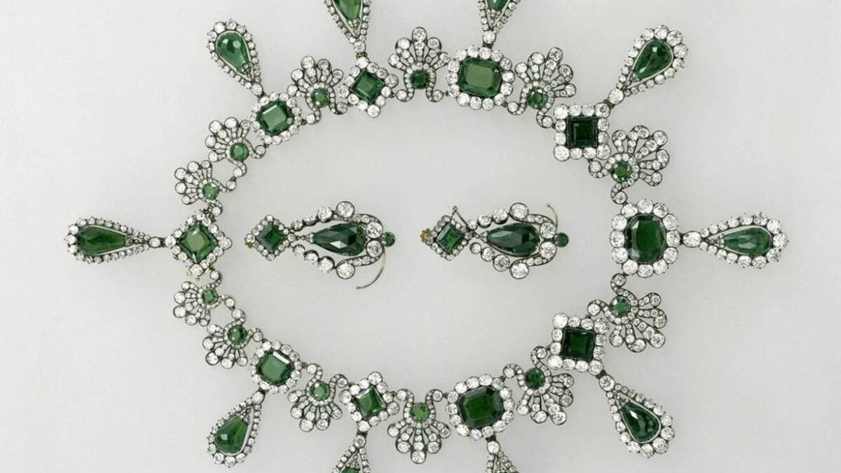 Valor estimado das joias roubadas no Louvre é revelado Peças roubadas fazem parte de um dos conjuntos mais valiosos do acervo francês