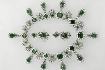 Valor estimado das joias roubadas no Louvre é revelado Peças roubadas fazem parte de um dos conjuntos mais valiosos do acervo francês