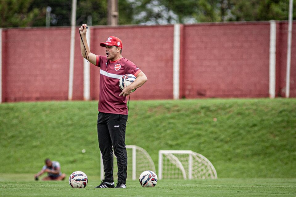 Umberto Louzer em treino pelo Vila Nova