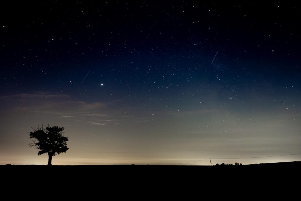 Brasileiros poderão ver chuva de meteoros na noite e terça para quarta (22) (Foto: Pixabay)