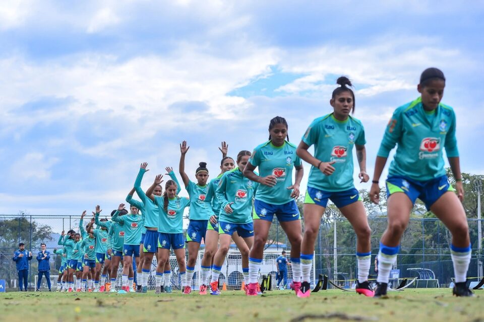 Seleção brasileira feminina Sub-20 durante treinamento