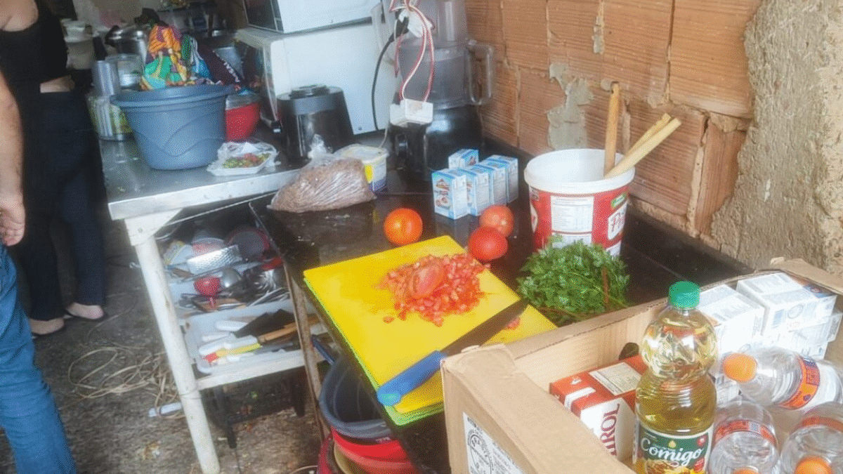 Fábrica clandestina de alimentos é fechada em Goiânia (Foto: PCGO)