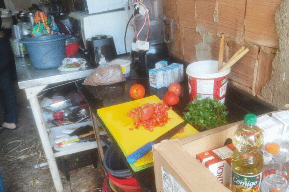 Fábrica clandestina de alimentos é fechada em Goiânia