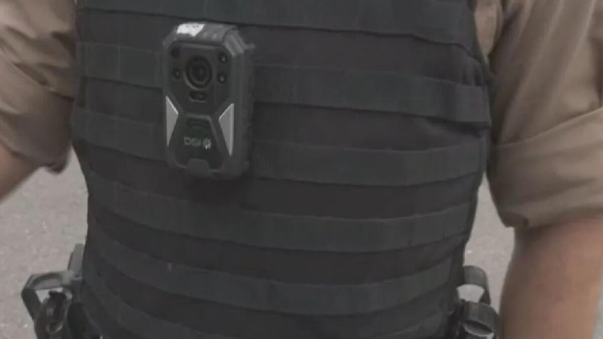 Imagem mostra policial militar com câmera na farda
