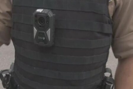 Imagem mostra policial militar com câmera na farda