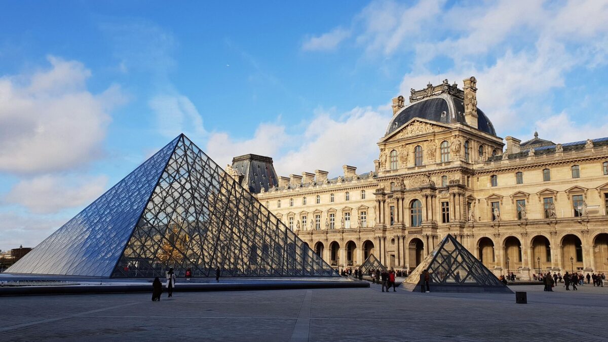 Roubo no Louvre: museu reabre após roubo de joias da Coroa; polícia segue investigando