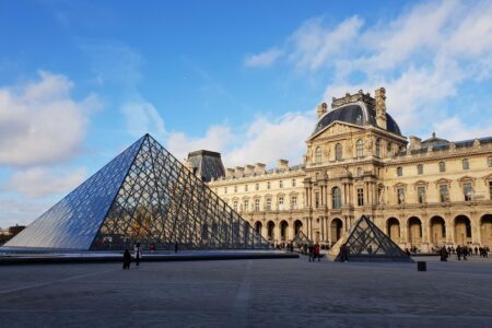 Roubo no Louvre: museu reabre após roubo de joias da Coroa; polícia segue investigando