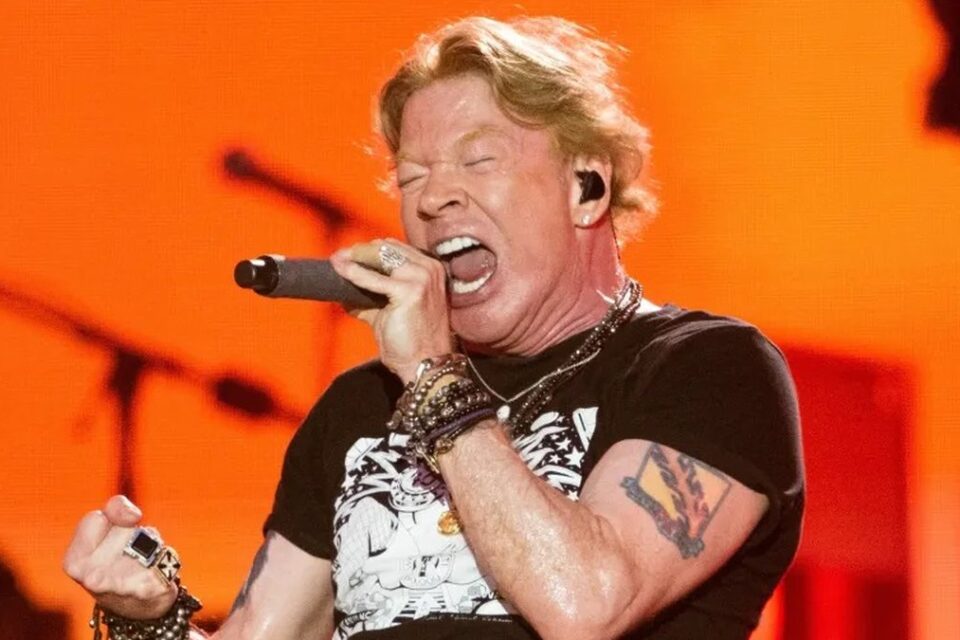 Axl Rose joga microfone no chão e chuta bateria durante show na Argentina