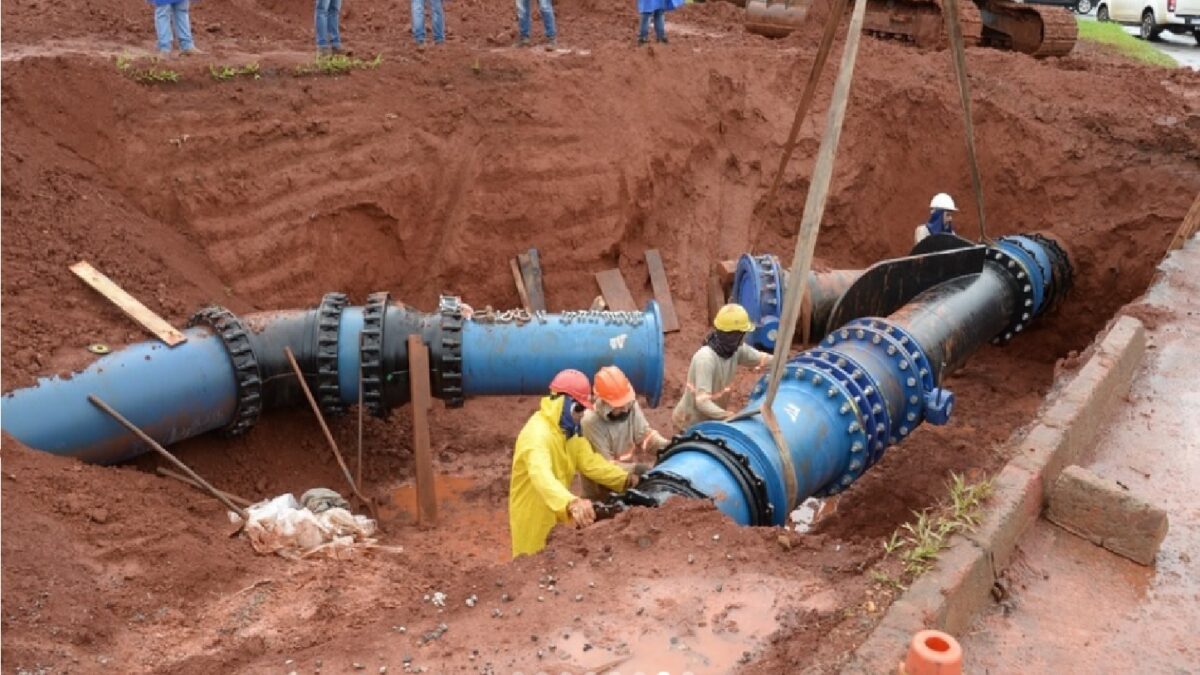 Imagem mostra trabalhadores durante manutenção de adutora