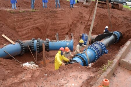 Imagem mostra trabalhadores durante manutenção de adutora