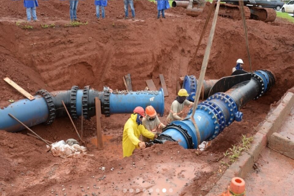 Imagem mostra trabalhadores durante manutenção de adutora