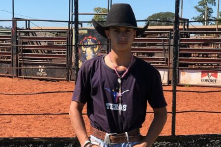 Peão de 18 anos morre após cair de touro em rodeio em Aparecida do Rio Doce