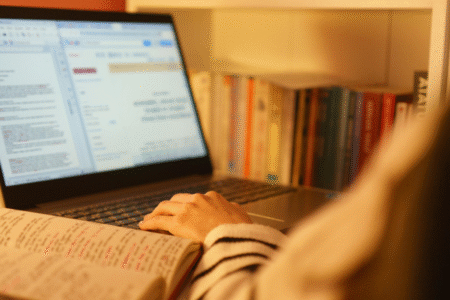 Imagem de uma pessoa estudando