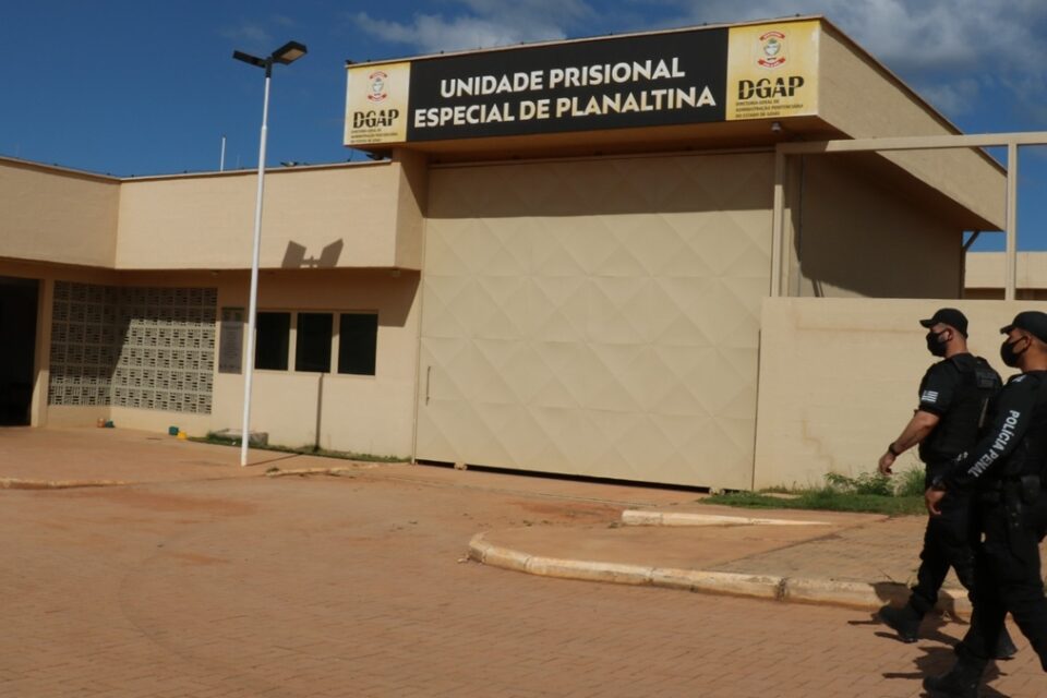 Operação do MP e Polícia Penal mira membros do PCC em cinco presídios goianos e na Papuda