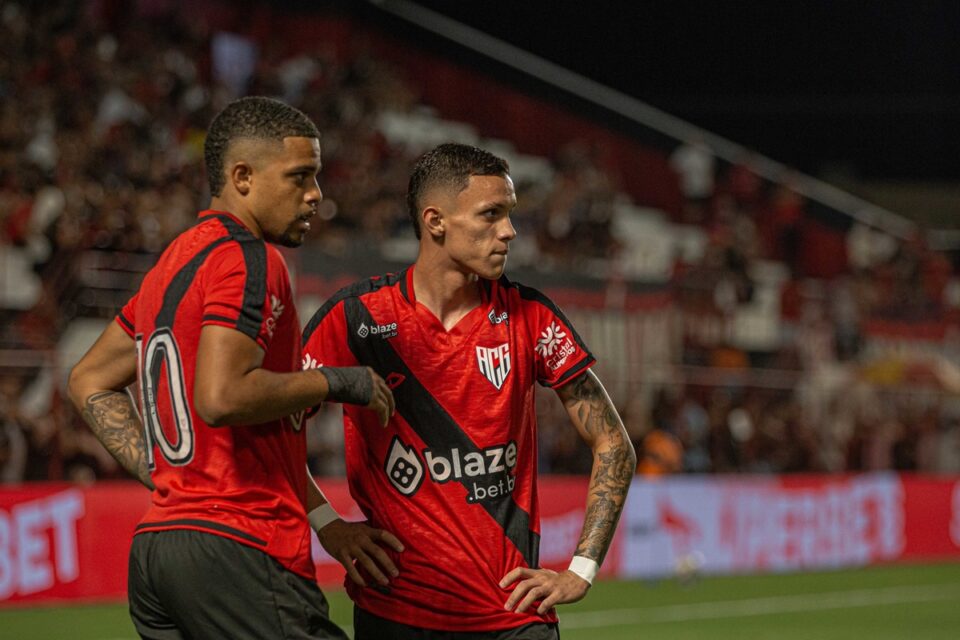 Jogadores do Atlético Goianiense em jogo da Série B