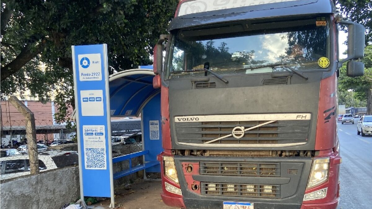 Imagem mostra caminhão bloqueando parada de ônibus na capital