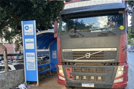 Imagem mostra caminhão bloqueando parada de ônibus na capital